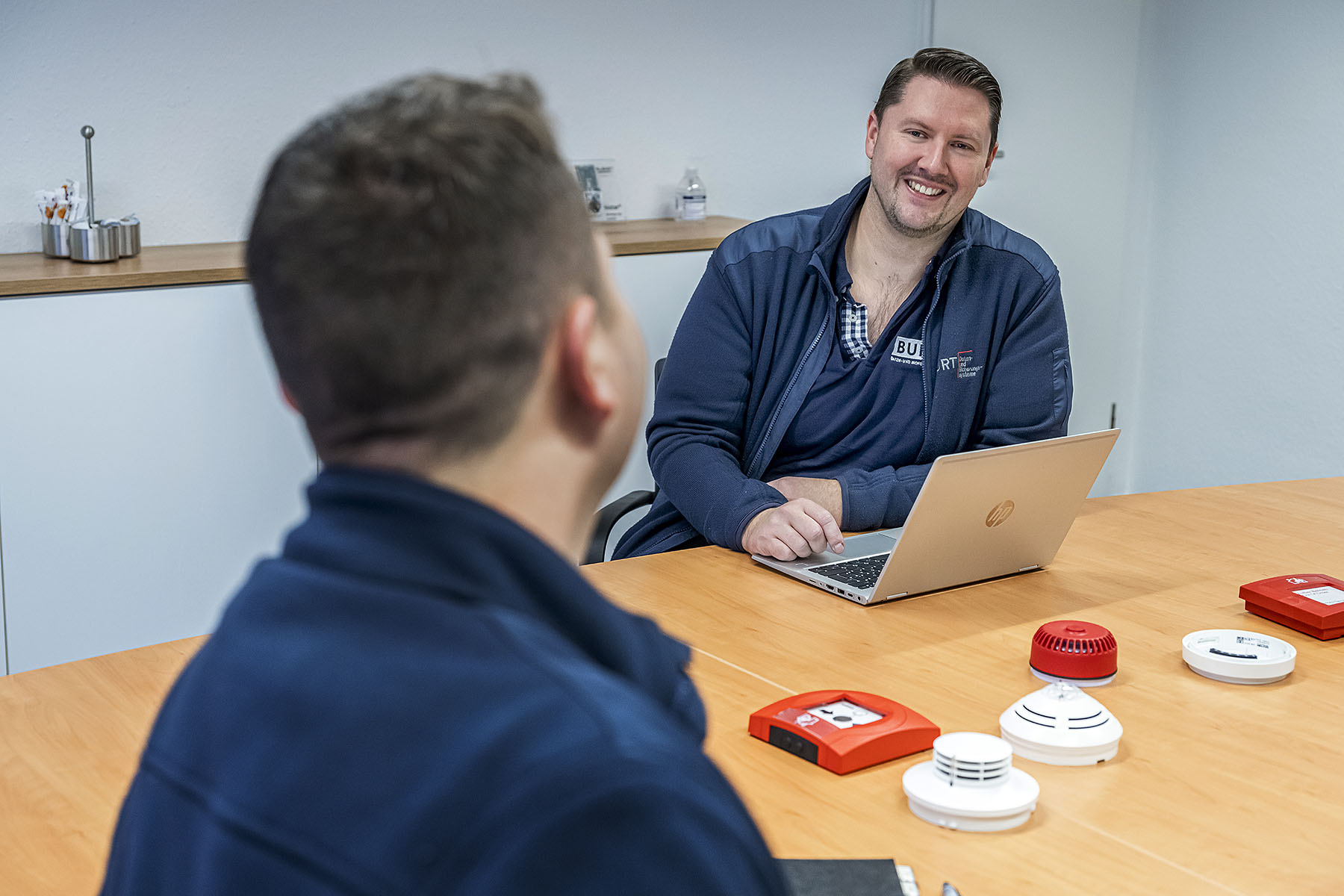 Team von BURT Sicherheitstechnik bei der Umsetzung moderner Sicherheitslösungen
