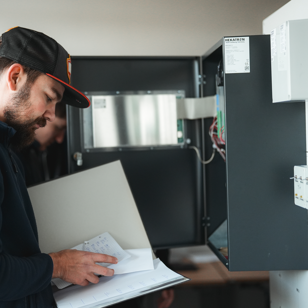 Brandmeldeanlage in einem Unternehmensgebäude – Wartung durch Sicherheitstechniker